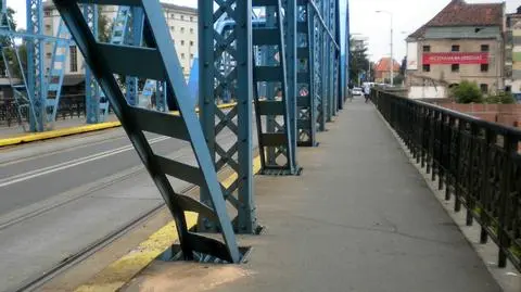 Pijany wjechał w przęsło. Konstrukcja mostu uszkodzona