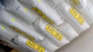 26.02 | Pięć osób usłyszało zarzuty w sprawie sprzedaży niejadalnej soli m.in. zakładom przetwórstwa mięsnego. Zatrzymani od kilkunastu lat współpracowali z firmą z Włocławka produkującą i oferującą m.in. niejadalną sól wypadową, stosowaną w przemyśle chemicznym i energetycznym, a także do zimowego utrzymania dróg. Proceder od miesięcy śledzili dziennikarze programu "Uwaga" TVN. Tomasz Patora z "Uwagi" TVN powiedział w TVN24, że w niejadalnej soli, którą kupowały m.in. zakłady przetwórstwa mięsnego, mogły znajdować się substancje rakotwórcze. (TVN24)