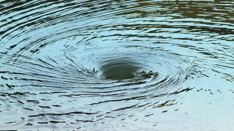 Wir wodny na jeziorze zauważył jeden z żeglarzy