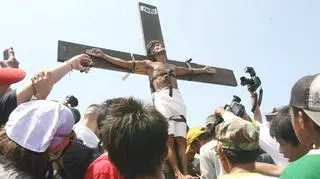 02.04 | To już stało się tradycją. W tym roku, na Filipinach ponad 30 osób dało się przybić do krzyża. W taki oto sposób, coraz więcej ludzi stara się o wybłaganie łask i odpuszczenie grzechów. A wszystko w imię miłości do Boga. (APTN)