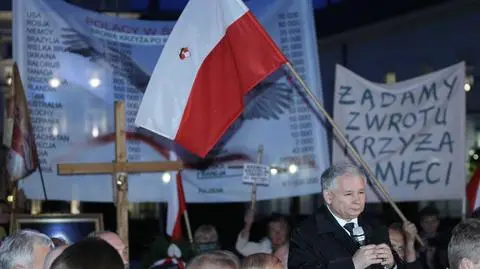 Prezes PiS jak co miesiąc pojawił się na Krakowskim Przedmieściu
