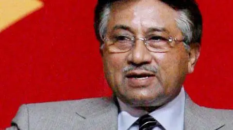 Pogróżki pakistańskiej opozycji okazały się skuteczne. Prezydent Pervez Musharraf zapowiedział swoją rezygnację, wyprzedzając realizację zapowiedzi opozycji o przeprowadzeniu impeachmentu. (Reuters)