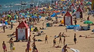 Choć Bałtyk lubi zaskakiwać, chętnych do wypoczynku na plażach nie brakuje
