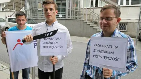 Z maczetą i nożami przed krakowską prokuraturą