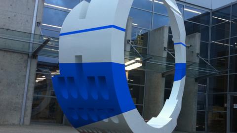 Rzeźba na Ławicy: kojarzyła się
ze Smoleńskiem, więc zmienili kolor