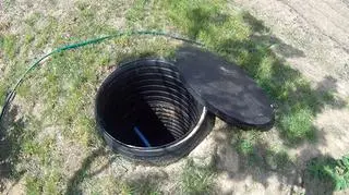 Dziecko wpadło do szamba