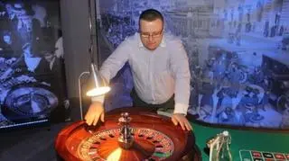 08.08| Marcin Dzwonnik za opublikowanie na swojej stronie zdjęcia z ruletką został uznany przez piotrkowski sąd za winnego popełnienia przestępstwa. Sąd nałożył na mężczyznę karę w wysokości 1000zł. Dzwonnik zamierza się odwołać. 