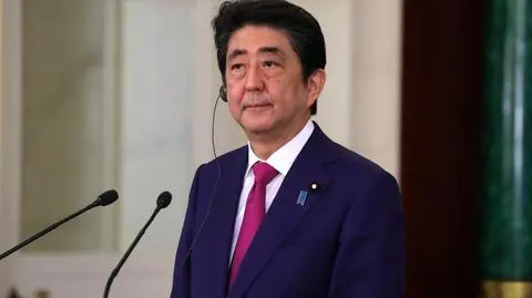 Zdaniem obserwatorów, Shinzo Abe chce pozostać u władzy do 2021 roku. Nagranie: wizyta na Kremlu 27 kwietnia  