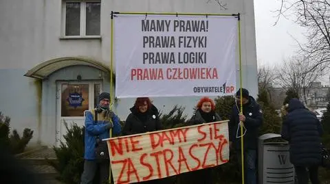 Obywatele RP protestowali przed komisariatem policji