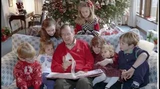 Prezydent czytający swoim wnukom bajki podczas świąt w 1991 r