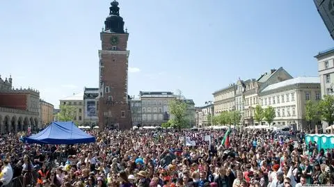 Brodka, Kult, kabarety i kolorowy korowód