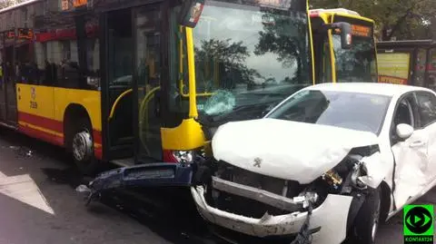Wrocław: autobus MPK staranował dziewięć aut. Sześć osób rannych. Kierowca zasłabł?