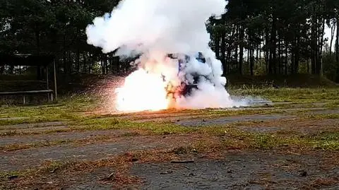 Podłożył bombę pod samochodem żony. Sąd: 15 lat więzienia