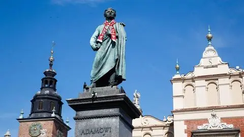Kraków. Na pomniku Adama Mickiewicza zawisł biało-czerwony szalik