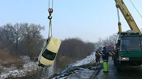 Spadła autem do rzeki