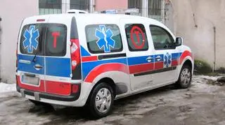 Kobieta, na którą spadła sofa trafiła do szpitala