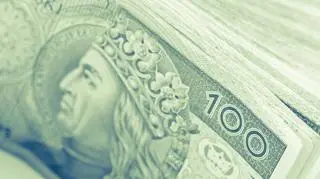 Znalazł pieniądze na chodniku