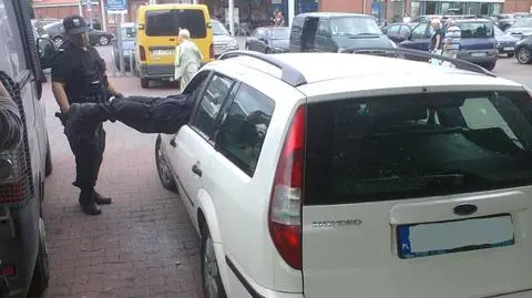 Zostawiła psa w aucie i poszła na zakupy? Policjanci wybili szybę