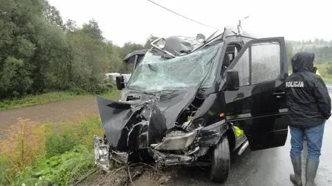 Bus wiózł weselnych gości. Uderzył w słup, zginął mężczyzna
