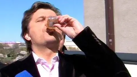 Palikot ukarany za publiczne picie "małpek"