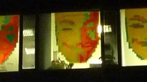 Wszechobecna maska Fawkesa. Symbol protestu