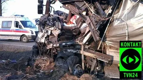 Opona pęka, tir ląduje w rowie