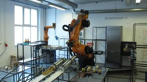 Stworzyli robota-kucharza.
Robi ciasteczka, nalewa zupę