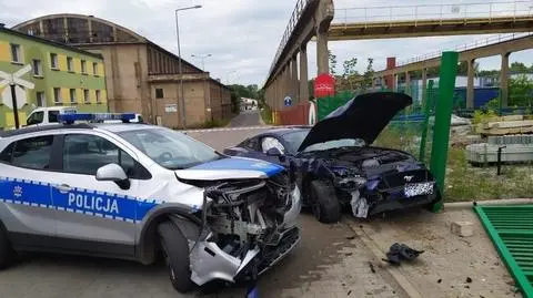 Kierowca mustanga staranował radiowóz