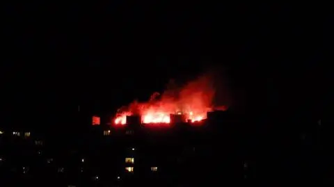 Odpalili race na dachu wieżowca.
"Jakby się blok palił"
