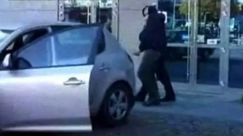 Uzbrojony mężczyzna terroryzuje kino. Tak ćwiczy policja