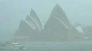 Jedna osoba zginęła wskutek gwałtownych opadów deszczu w australijskim Sydney. Woda zalała ulice, sklepy i podziemne parkingi w centrum miasta. Zdaniem meteorologów tak nagłe i obfite opady zdarzają się w Sydney raz na kilka lat.(APTN, Reuters)