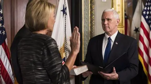 Sekretarz edukacji bez magistra zaprzysiężona. Interweniował Pence