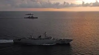 Chiński niszczyciel typu 52B podczas wspólnych ćwiczeń z dwoma okrętami rywala, amerykańskimi niszczycielami typu Arleigh Burke