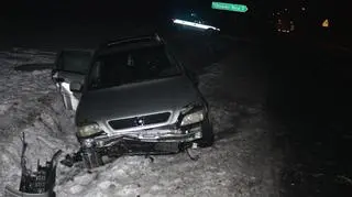 Mężczyzna wjechał samochodem do rowu