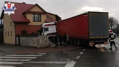 Ciężarówka wjechała do restauracji