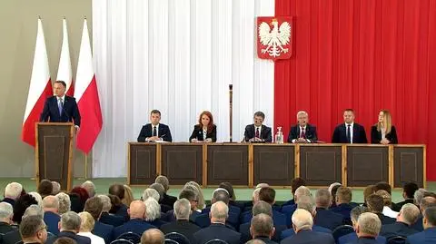 Zgromadzenie Narodowe na dziedzińcu Zamku Królewskiego