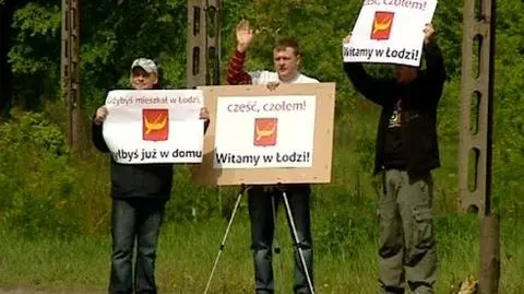 Stoją i machają. Tak wita Łódź