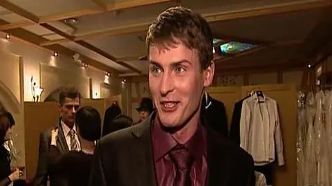 Wystrzałowo przystojny policjant