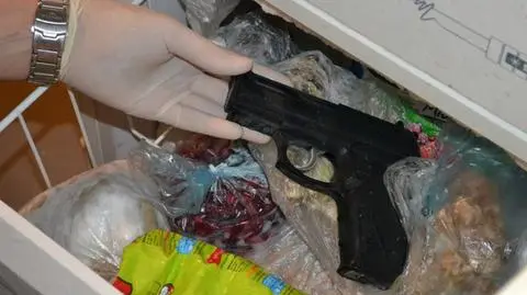 Ukryta w zamrażalce atrapa broni