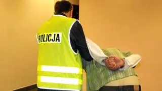 Poszukiwany schował się w szafce na buty