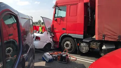 Dwie osoby zginęły w wypadku z udziałem ciężarówki i osobówki