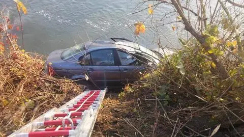 Stracił panowanie i wpadł do rzeki. Pomagali policjanci
