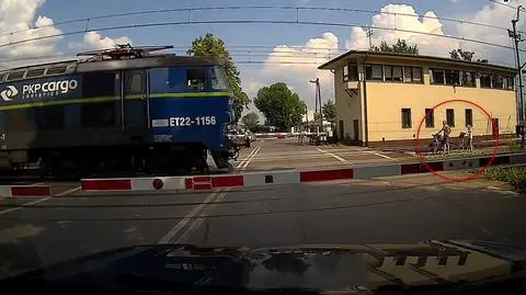Rodzinny rajd rowerowy tuż przy torach między szlabanami