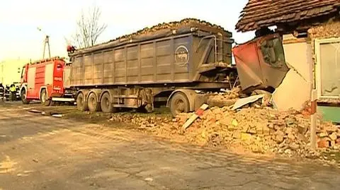 Dwie osoby zostały odwiezione po tym jak tir wjechał w dom