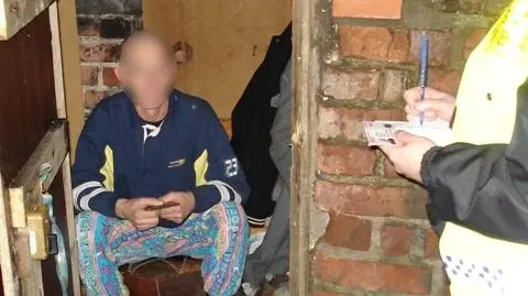 Zamieszkał we wnęce zabytkowego muru obronnego