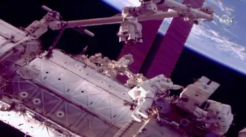 Astronauci wyszli na kosmiczny spacer. Wymienili zużyty sprzęt