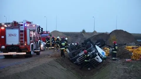 Tir dachował na starej "trójce". Kabina zmiażdżyła kierowcę