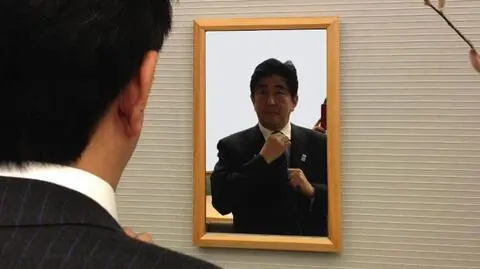 Shinzo Abe to mistrz autopromocji - m.in. wstawia swoje zdjęcia na Facebooka, m.in. chwaląc się nową fryzurą