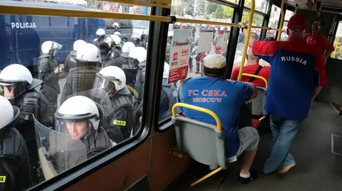 Kordon policji na Alejach Jerozolimskich przed meczem Polska-Rosja