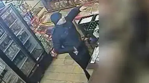 "Obezwładnił, ukradł i uciekł". 
Policja szuka podejrzanego o napad